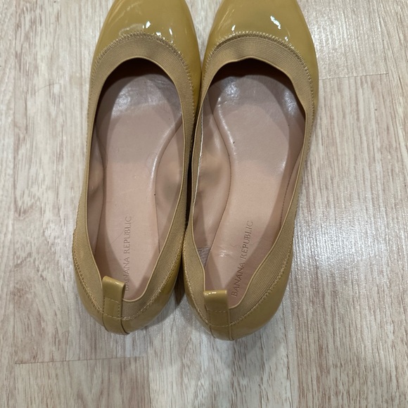 Banana Republic Tan Patent Leather Ballet Flats. Size 8.5 - Picture 5 of 9